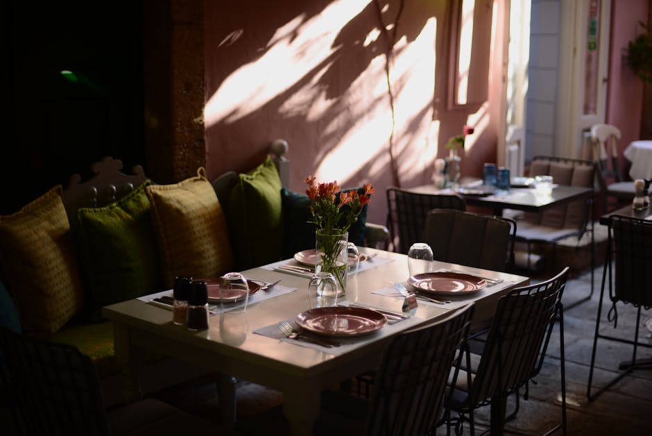 How to Choose the Perfect Outdoor Pillows for Poolside Elegance